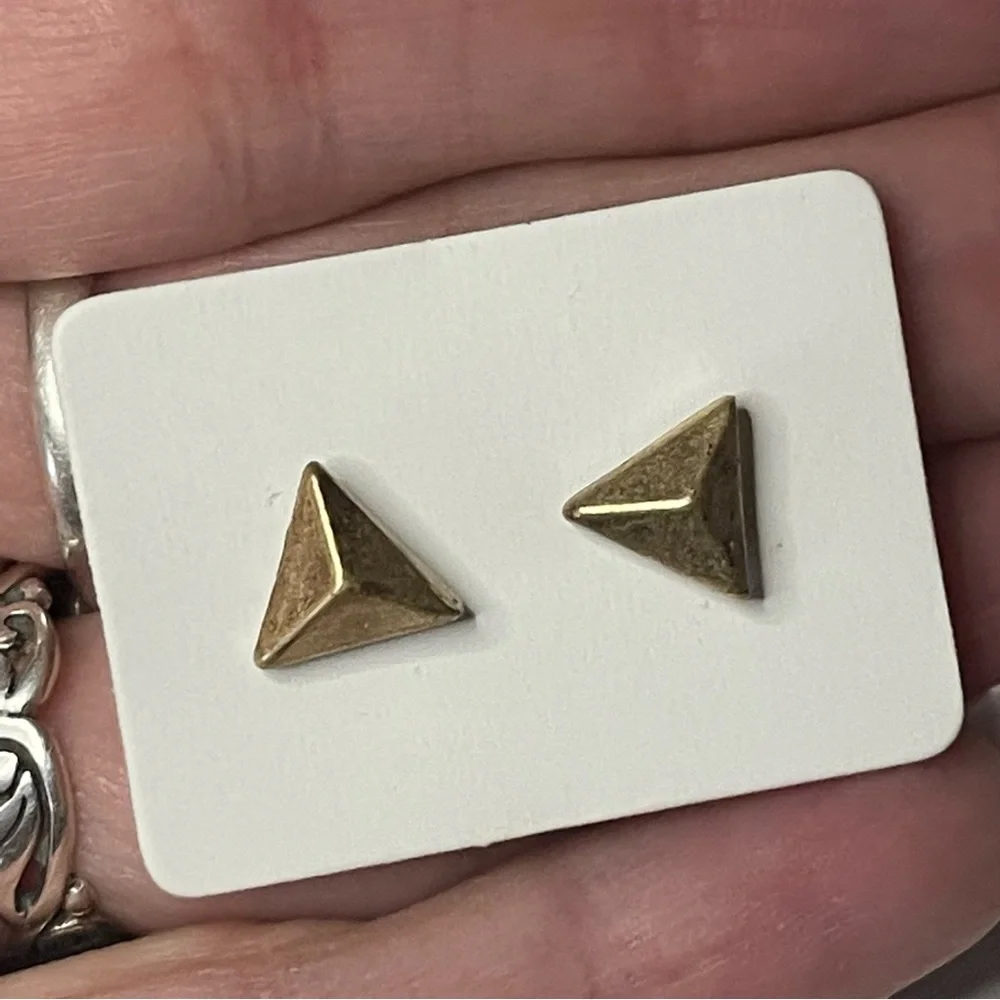 Vintage Woman’s Gold Tone Minimalist Spike Pyramid Stud Earrings - Picture 5 of 8